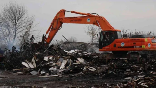 Alevlere teslim olan mobilya deposundan geriye sadece demir yığınları kaldı