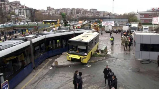 Alibeyköy'de 33 kişinin yaralandığı kazanın ardından otobüsü ve tramvayı kaldırma çalışması sürüyor