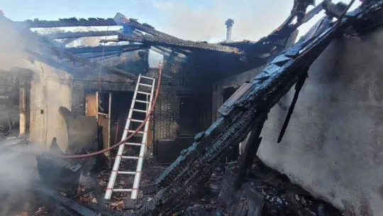 Alışverişe çıkan yaşlı adamın evi kül oldu