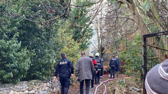 Alışverişe çıkan yaşlı adamın evi kül oldu