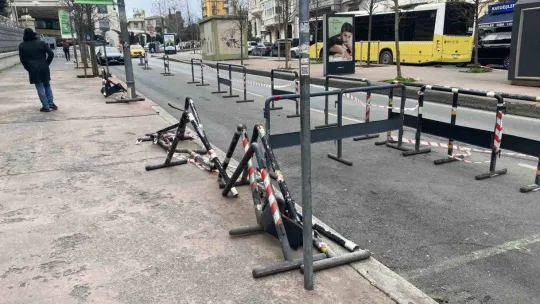 Alkollü kadın sürücü Almanya Başkonsolosluğu önündeki bariyerlere çarptı