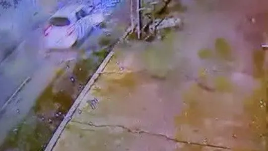 Alkollü kadın sürücü Almanya Başkonsolosluğu önündeki bariyerlere çarptı