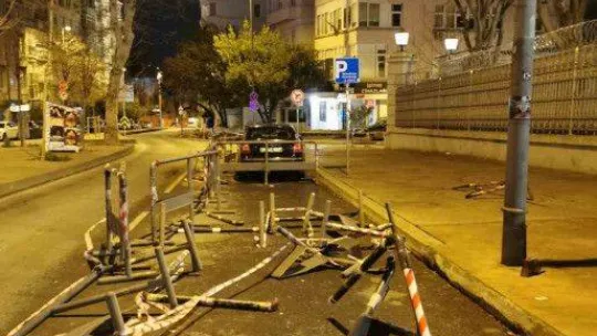 Alkollü kadın sürücü Almanya Başkonsolosluğu önündeki bariyerlere çarptı