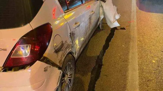 Alkollü kadın sürücü Almanya Başkonsolosluğu önündeki bariyerlere çarptı