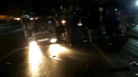 Alkollü olduğu iddia edilen sürücünün çarptığı otomobil takla attı: 3 yaralı