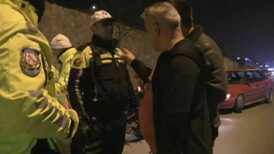 Alkollü şahısla polis arasında gerginlik