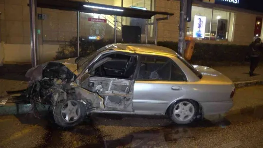 Alkollü sürücü kırık koluyla direksiyon başına geçti, kaza yapıp ortalığı birbirine kattı