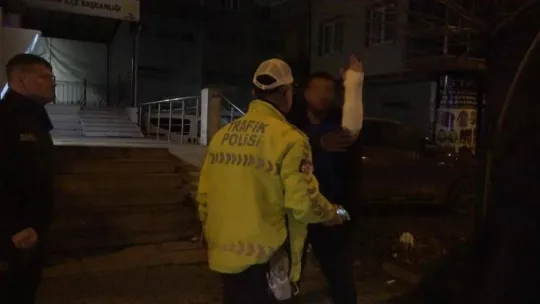 Alkollü sürücü kırık koluyla direksiyon başına geçti, kaza yapıp ortalığı birbirine kattı