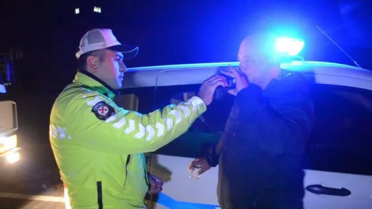 Alkollü sürücü takla atan araçtan burnu kanamadan çıktı