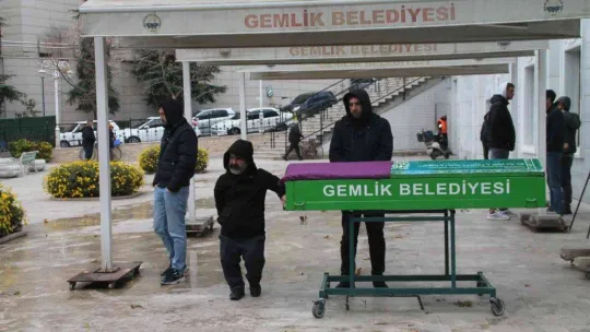 Alpaslan Özmol'un annesi, son yolculuğuna uğurlandı