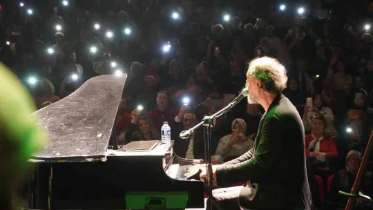 Altıeylül'de unutulmaz Yücel Arzen konseri