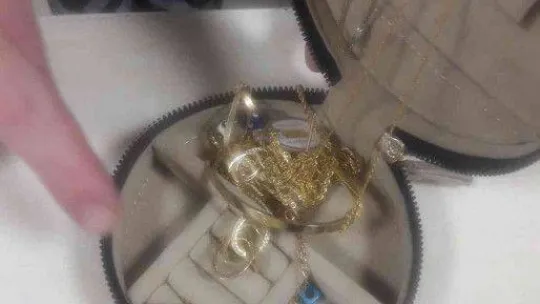 Altın dolu çantayı sahibine teslim ettiler