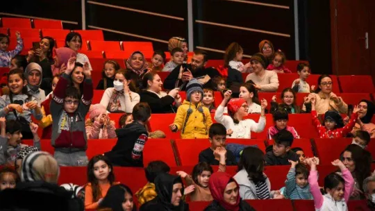 Altındağlı çocukların tiyatro keyfi