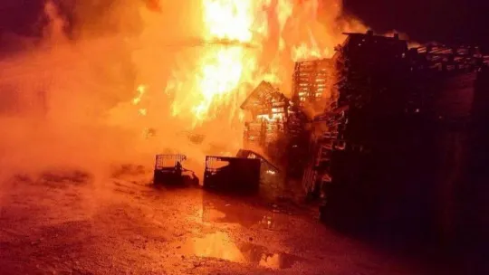 Ambalaj fabrikasında korkutan yangın, fabrikaya sıçramadan son anda söndürüldü