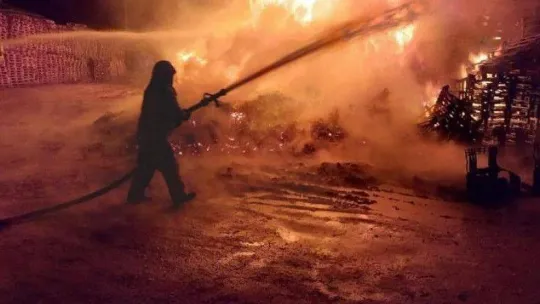 Ambalaj fabrikasında korkutan yangın, fabrikaya sıçramadan son anda söndürüldü