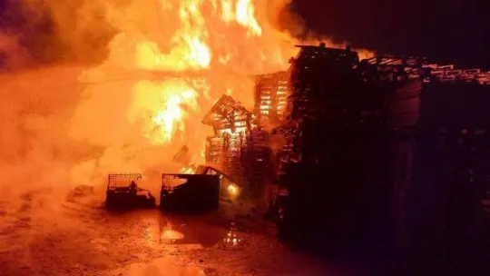 Ambalaj fabrikasında korkutan yangın, fabrikaya sıçramadan son anda söndürüldü