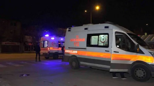 Ambulans yaya geçidindeki yaşlı kadına çarptı, ilk müdahaleyi ambulansta bulunan sağlıkçılar yaptı