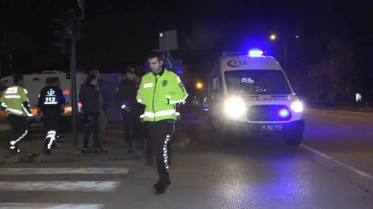 Ambulans yaya geçidindeki yaşlı kadına çarptı, ilk müdahaleyi ambulansta bulunan sağlıkçılar yaptı