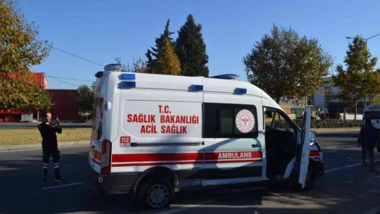 Ambulansla hafif ticari araç çarpıştı: 2 sağlık görevlisi yaralandı