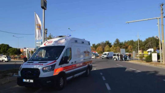 Ambulansla hafif ticari araç çarpıştı: 2 sağlık görevlisi yaralandı