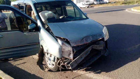 Ambulansla hafif ticari araç çarpıştı: 2 sağlık görevlisi yaralandı