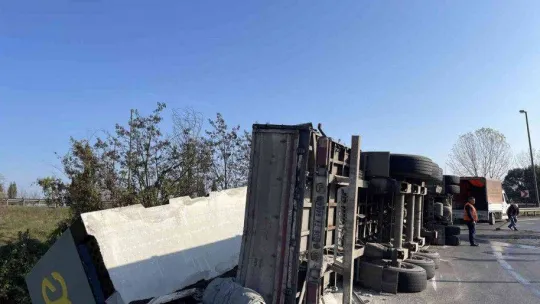 Anadolu Otoyolu girişinde tır devrildi: 1 yaralı