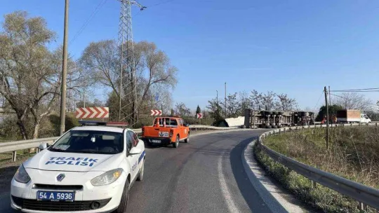 Anadolu Otoyolu girişinde tır devrildi: 1 yaralı