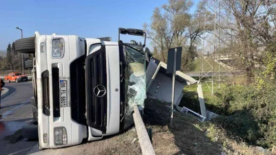 Anadolu Otoyolu girişinde tır devrildi: 1 yaralı