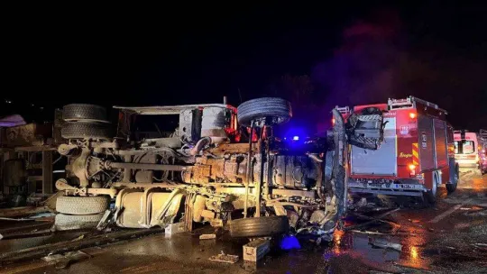 Anadolu Otoyolu'nda feci kaza: Devrilen tırda sıkışan sürücü hayatını kaybetti