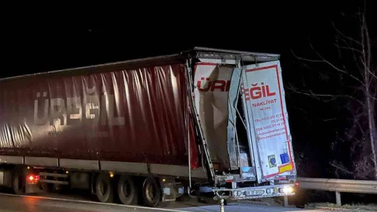 Anadolu Otoyolu'nda feci kaza: Devrilen tırda sıkışan sürücü hayatını kaybetti