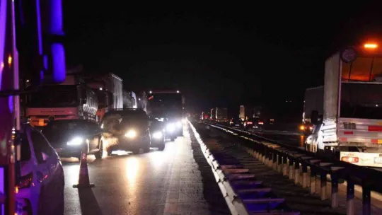 Anadolu Otoyolu'nda feci kaza: Devrilen tırda sıkışan sürücü hayatını kaybetti