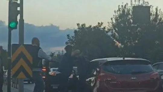 Anayolu boks maçına çevirdiler.. Şoförlerin yol verme kavgası kamerada