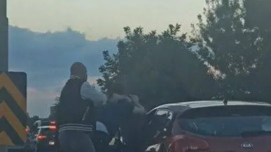 Anayolu boks maçına çevirdiler.. Şoförlerin yol verme kavgası kamerada