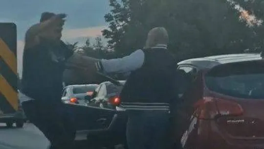 Anayolu boks maçına çevirdiler.. Şoförlerin yol verme kavgası kamerada