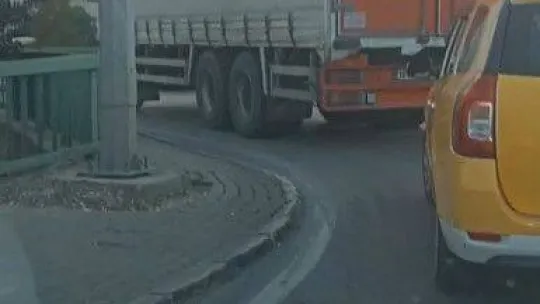 Anayolu boks maçına çevirdiler.. Şoförlerin yol verme kavgası kamerada