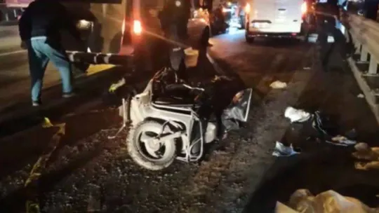 Ankara'da bariyerlere çarpan moto kurye hayatını kaybetti