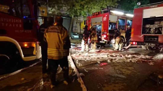 Ankara'da döşeme atölyesinde çıkan yangında 4 itfaiye eri ve 1 işçi yaralandı