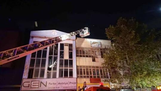 Ankara'da döşeme atölyesinde çıkan yangında 4 itfaiye eri ve 1 işçi yaralandı