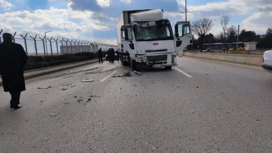 Ankara'da kamyon ile minibüs çarpıştı: 7 yaralı