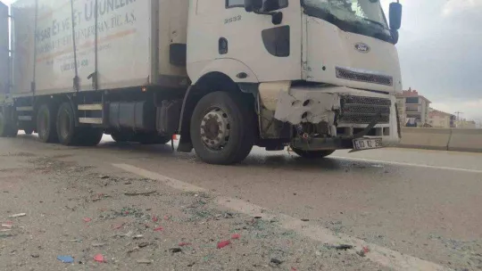 Ankara'da kamyon ile minibüs çarpıştı: 7 yaralı