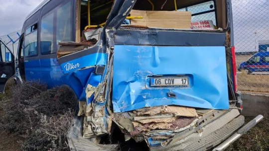 Ankara'da kamyon ile minibüs çarpıştı: 7 yaralı