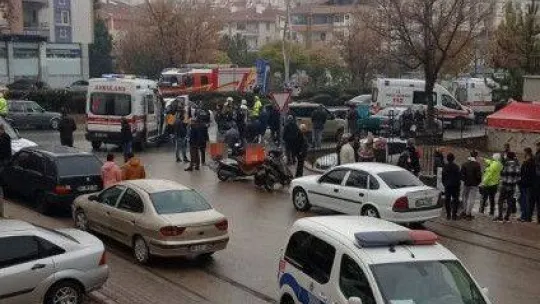 Ankara'da otomobil yayalara çarptı: 3 yaralı