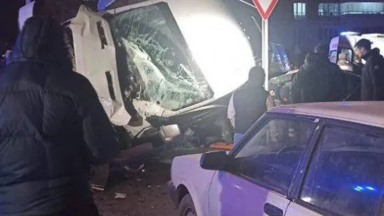 Ankara'da servis aracıyla otomobil çarpıştı: 7 yaralı