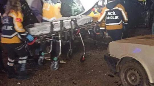 Ankara'da servis aracıyla otomobil çarpıştı: 7 yaralı