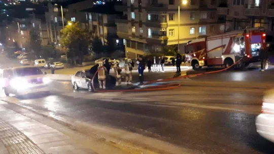 Ankara'da seyir halindeki araç alev alev yandı
