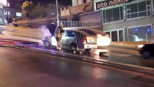 Ankara'da seyir halindeki araç alev alev yandı