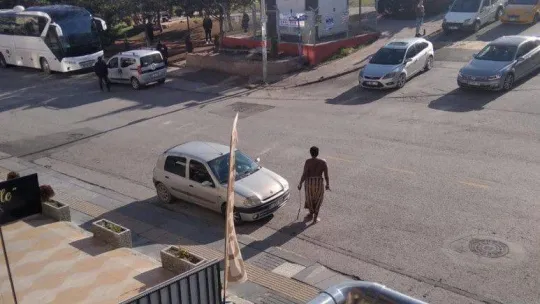 Ankara'da yerel kıyafetli eli sopalı Afrikalı görenleri korkuttu