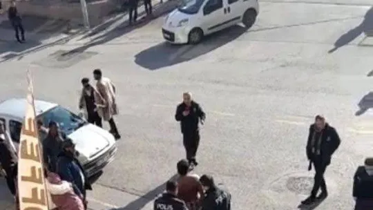 Ankara'da yerel kıyafetli eli sopalı Afrikalı görenleri korkuttu