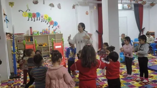 Anne çocuk oyun evlerinde eğlenceli jimnastik dersleri