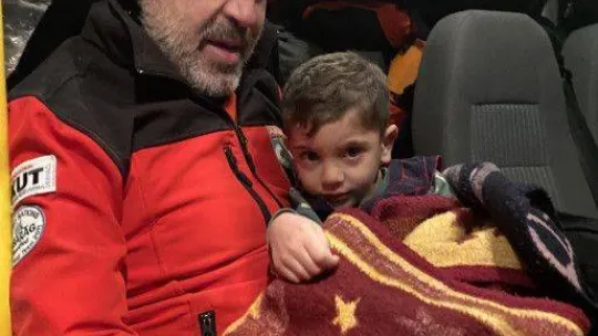 Anne ve çocuğu 47 saat sonra kurtarıldı